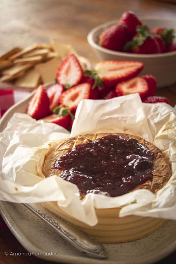 Queijo brie assado coberto com geleia de morango