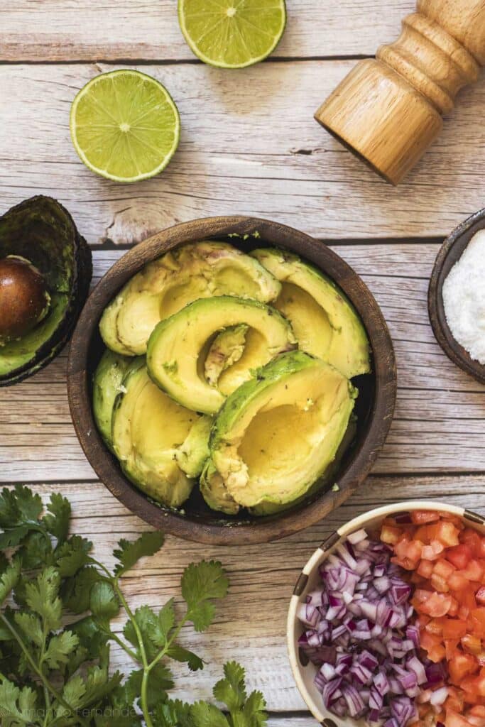 Abacate maduro cortado em pedaços para preparo da receita de guacamole