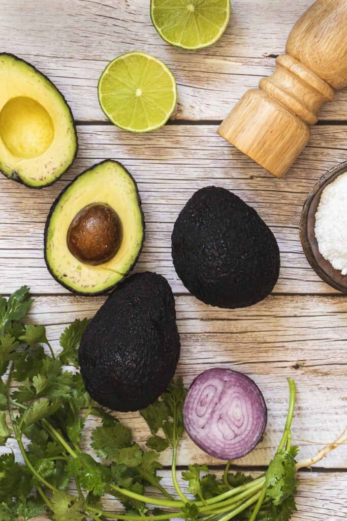 Ingredientes da receita de guacamole com abacate, limão, cebola roxa e coentro